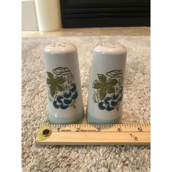 Grape and Leaves Themed Cream Colored Salt and Pepper Shakers - Picture 6 of 8